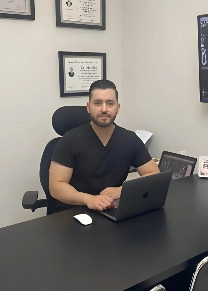 Dr. David Gómez, periodoncista e implantólogo de Ortho Dental