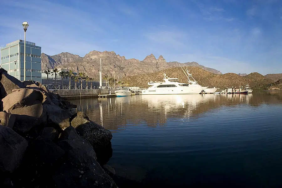 Yates en la Marina Puerto Escondido con la Sierra de la Giganta al fondo